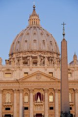 Fototapeta na wymiar Sunrise na fasadzie Bazyliki św Piotra w Rzymie