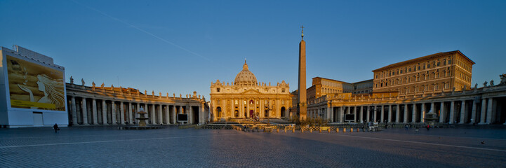 Fototapeta na wymiar Sunrise na fasadzie Bazyliki św Piotra w Rzymie
