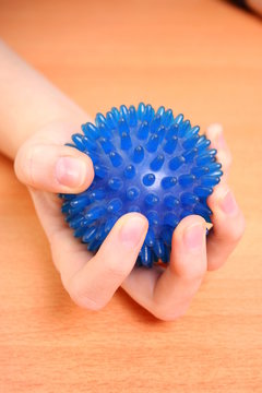 Hand mit Igelball
