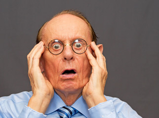 Rentner oder Senior mit Angst
