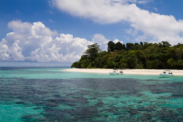 Fototapeta premium Tropical island with two boats in turquoise water