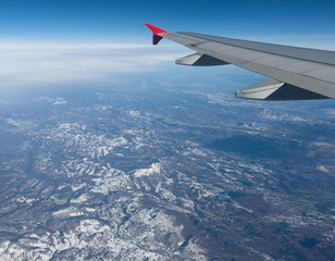 Fototapeta na wymiar Lecącego samolotu nad chmurami