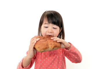 美味しそうにパンを食べている女の子