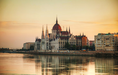 Obraz na płótnie Canvas Budynek parlamentu węgierskiego w Budapeszcie