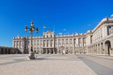 Fototapeta na wymiar Pałac Królewski i Madryt Hiszpania