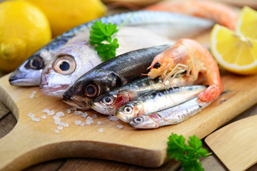 Fische auf dem Holzbrett