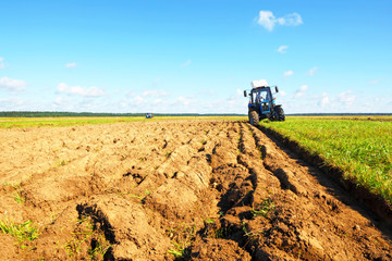 Fototapeta premium Tractor on a farmer field