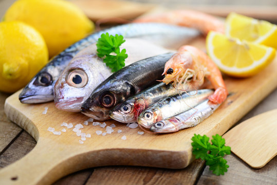 Fische auf dem Holzbrett