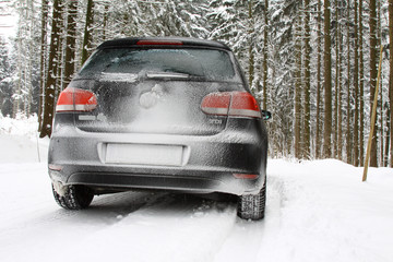 auto auf forststraße