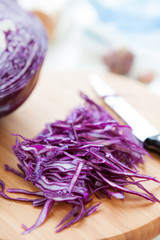 chopped ​​cabbage and a whole on the board