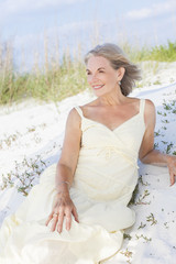 Fototapeta na wymiar Atrakcyjne Senior kobieta siedzi na plaży