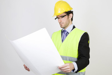 Architekt schaut sich ein Projekt an