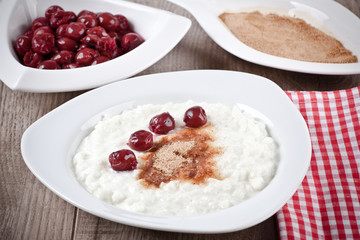 Milchreis mit Zimt und Kirschen
