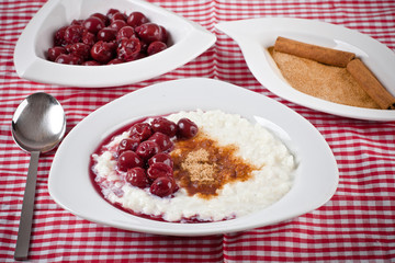 Milchreis mit Zimt und Kirschen