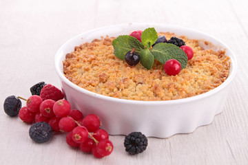 berries fruit crumble