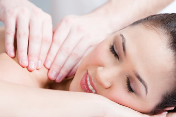 Obraz na płótnie Canvas Kobieta otrzymuje terapii masażu w salonie