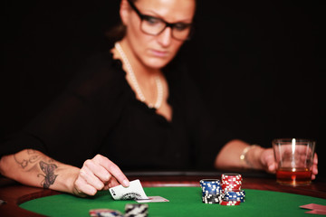 Frau spielt Poker