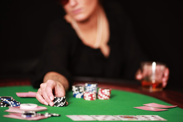 Fototapeta na wymiar Kobieta gra w pokera