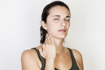 Frau mit Halsschmerzen