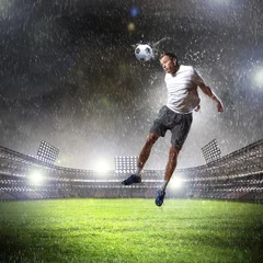 Photo sur Plexiglas Foot joueur de football frappant le ballon