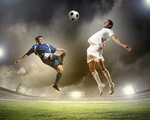 Gordijnen twee voetballers die de bal slaan © Sergey Nivens