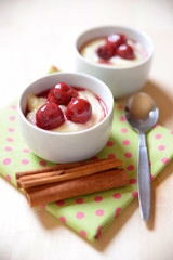 Grießbrei mit Kirschen