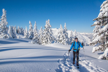 Skitour in den verschneiten Bergen