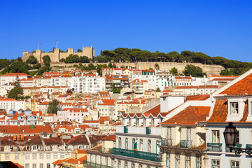 Obraz premium Sao Jorge castle over the rooftops of Lisboa downtown. Portugal