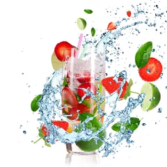 Keuken foto achterwand Opspattend water Fruitcocktail met spattende vloeistof die op wit wordt geïsoleerd