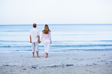 junges glückliches verliebtes paar  am strand