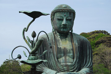 Statue du Daibutsu &agrave; Kamakura et fleur de lotus