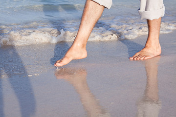 barfuß spazieren im sand am strand im urlaub