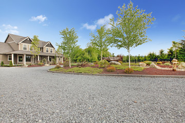 Large farm country house with gravel driveway - obrazy, fototapety, plakaty