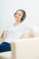 woman on the sofa listening to music