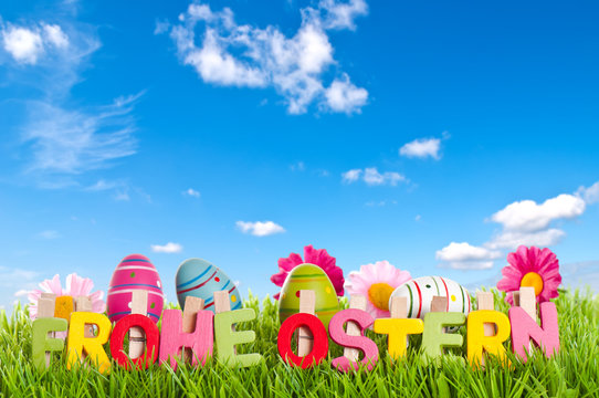 Text Frohe Ostern mit Frühlingswölkchen auf Wiese