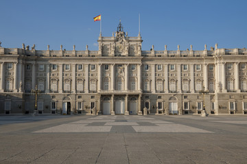 Obraz premium Royal palace in Madrid, evening time