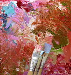 pinsel mit farbe auf gemaltem hintergrund