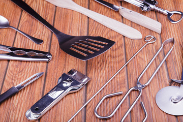 utensilios de cocina sobre un tablero de madera