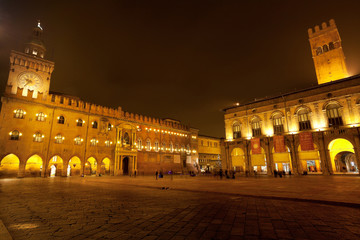 Fototapeta premium Piazza Maggiore with Accursio Palace and Palazzo del Podest