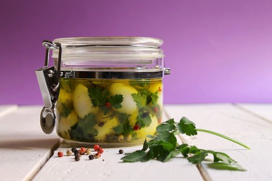 Huevos de codorniz marinados