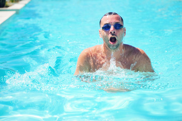 Fototapeta na wymiar Pływanie dorosły człowiek z gogle w basenie