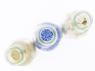 3 Flaschen mit Pulver, Granulat und Steinen