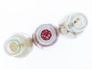 3 Flaschen mit Pulver, Granulat und Steinen