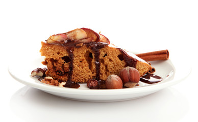 Fototapeta na wymiar Kromka smaczne domowe ciasto z czekoladą, isplated na białym