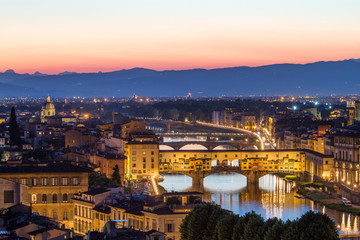 Fototapeta na wymiar Florence, rzeki Arno i Ponte Vecchio po zachodzie słońca, Włochy
