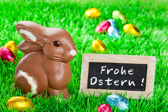 Frohe Ostern! Schoko-Osterhase hat Eier versteckt.