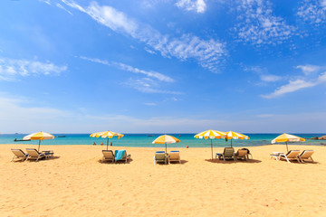 Fototapeta na wymiar Leżaki i parasol na plaży