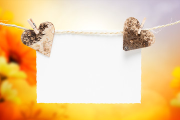 Karte und Herzen an Wäscheleine