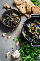 Fresh garlic and parsley to prepare mussels