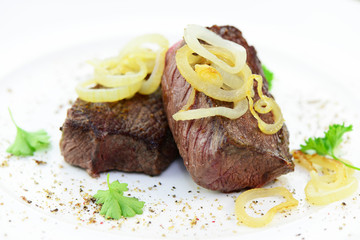 Rindersteak mit Zwiebeln